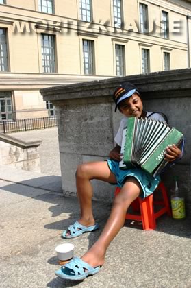 armer Junge bettelt um Geld