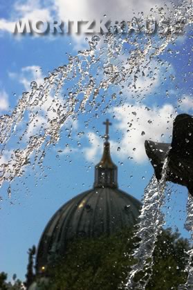 Berlin Sommer, Dom mit Brunnen davor
